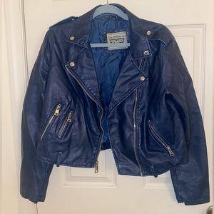 Levis leather jacket. Size: L. Waist length. Silver zipper. Blue in color.